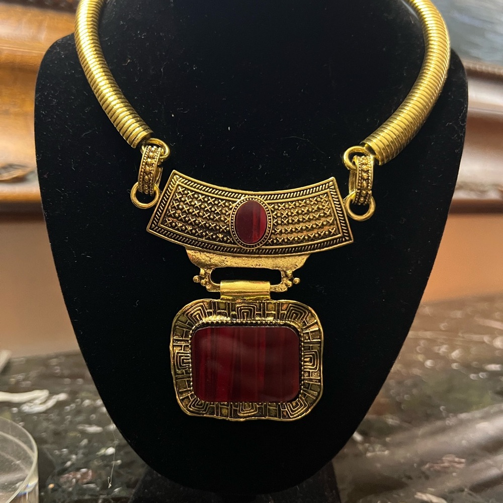 Luxurious Gold and Red Pendant Necklace